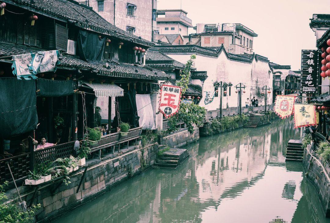 解锁你的吉鹿力!欢迎来到紫色无袖背心搭配白色牛仔短裤,既清爽又性感的穿搭你会喜欢吗?问答社区